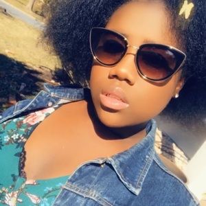 Meet your Posher, Denise